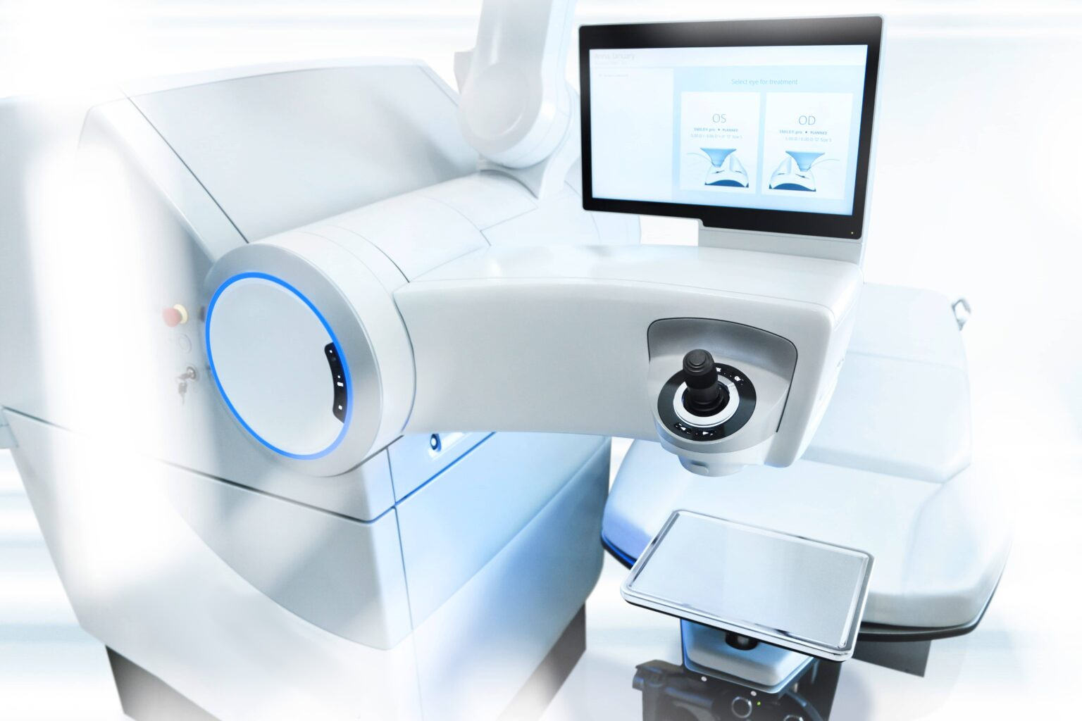 Advanced laser vision correction technology used in Pune clinics